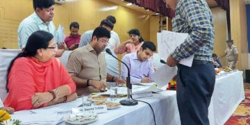 उप मुख्यमंत्री दुष्यंत चौटाला ने जिला परिवेदना एवं कष्ट निवारण समिति की मासिक बैठक में की 16 मामलों की सुनवाईए 13 का किया मौके पर ही निपटारा